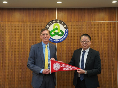 Link to 美國猶他大學Stephen Allen副校長(左)致贈紀念品給國立聯合大學侯帝光校長(另開新視窗)